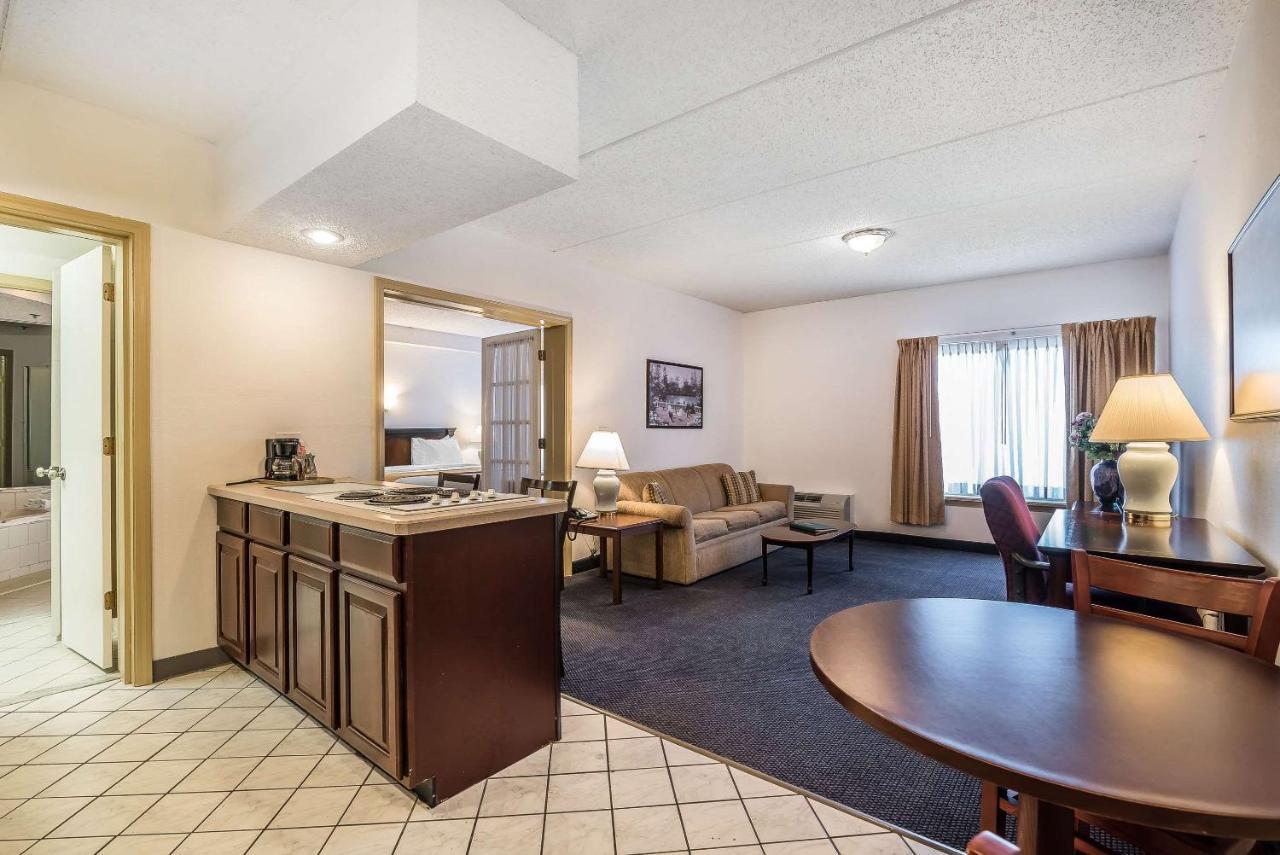 Quality Inn & Suites Albany Airport Latham Exterior photo