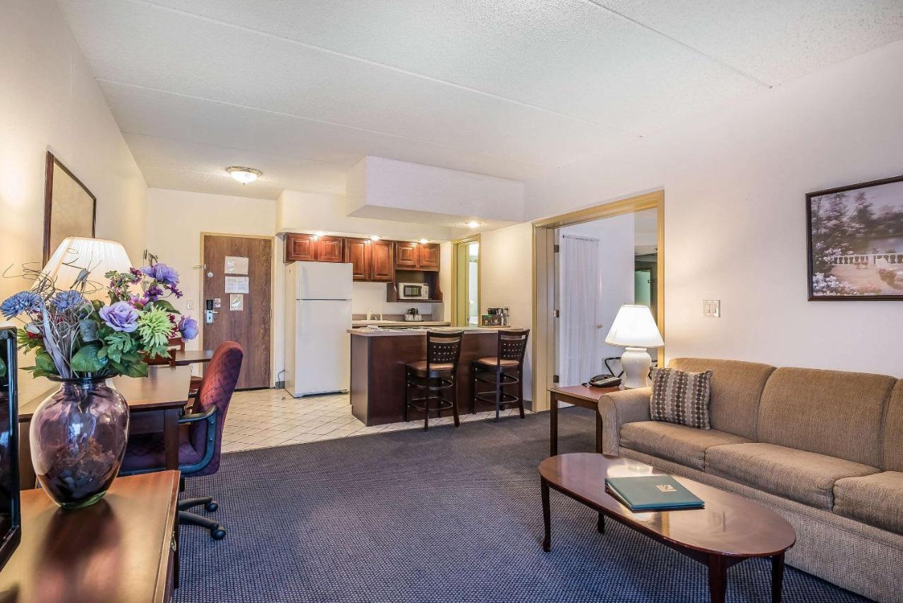 Quality Inn & Suites Albany Airport Latham Exterior photo