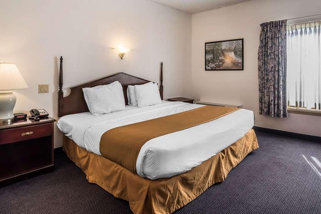Quality Inn & Suites Albany Airport Latham Room photo